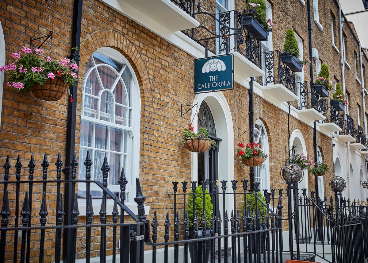 Heritage Vertical Sliding Windows in a London Hotel - REHAU