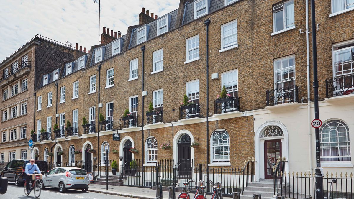 Heritage Vertical Sliding Windows in a London Hotel - REHAU